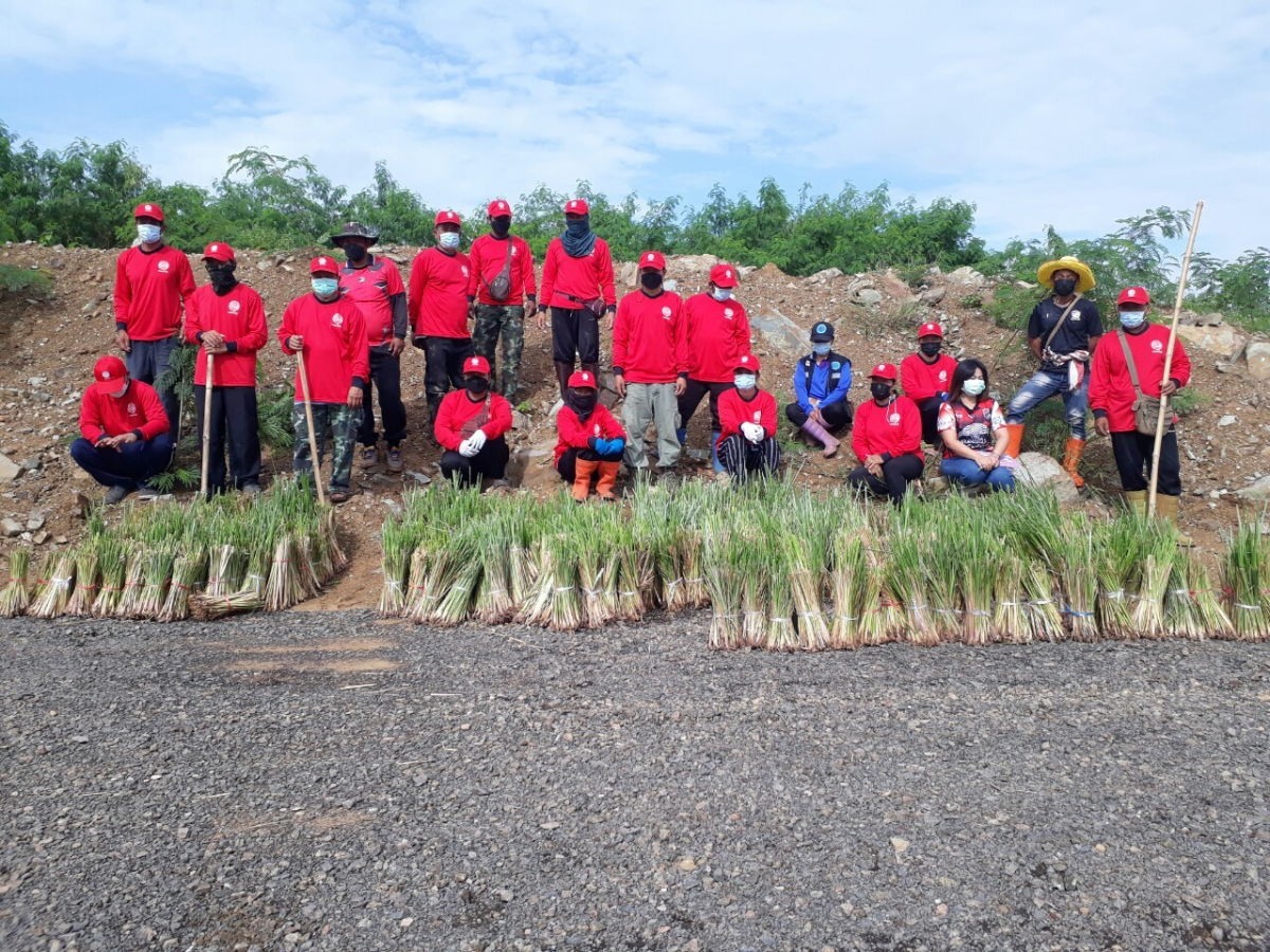โครงการรณรงค์การใช้หญ้าแฝก เพื่อการอนุรักษ์ดินและน้ำ ประจำปี 2565